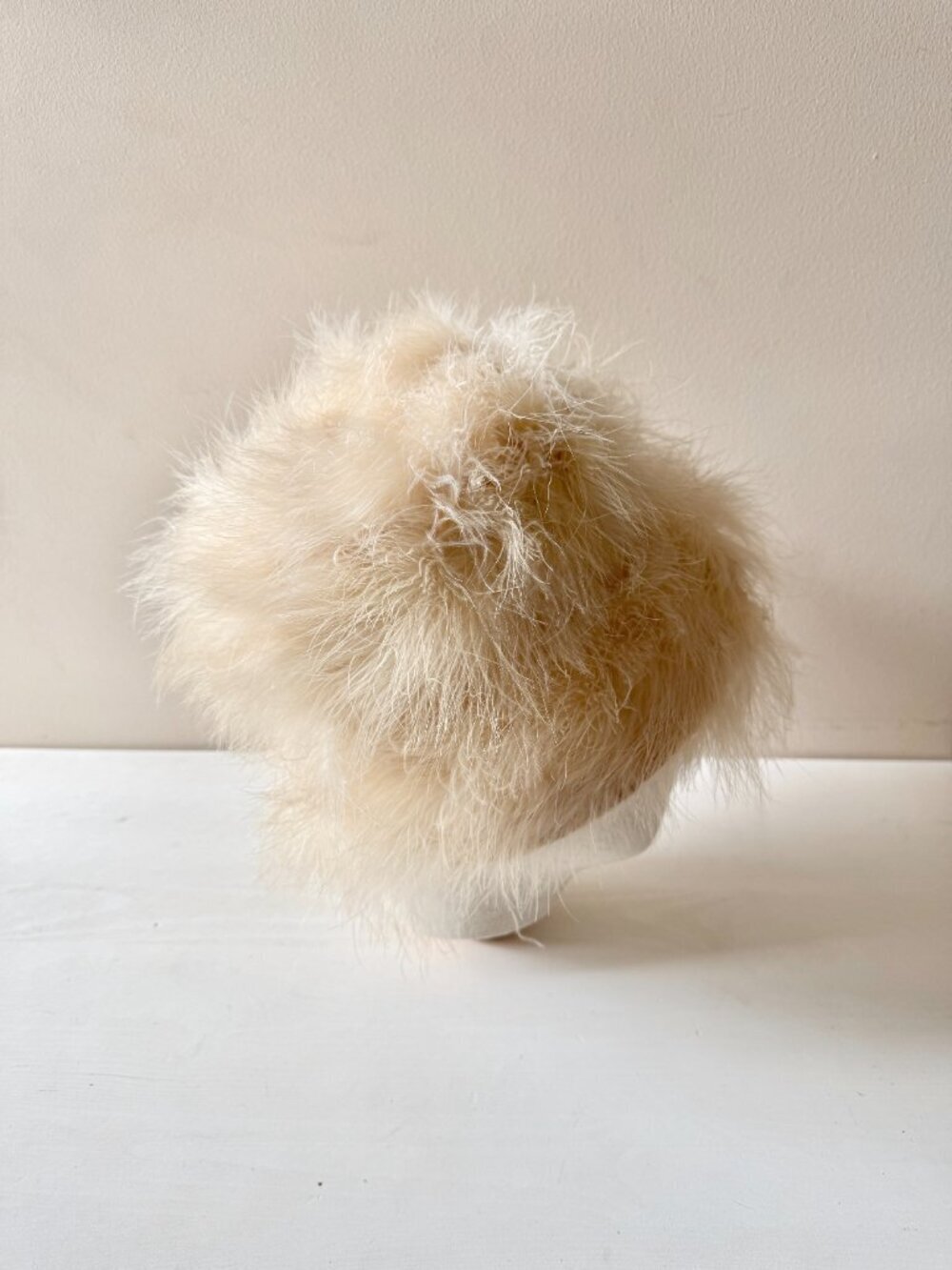 Vintage Beige Ostrich Feather Velvet Bow Wool Felt Cloche Hat - Picture 3 of 16